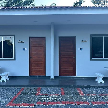 Guest House Gua Kelam Kaki Bukit Esterno foto