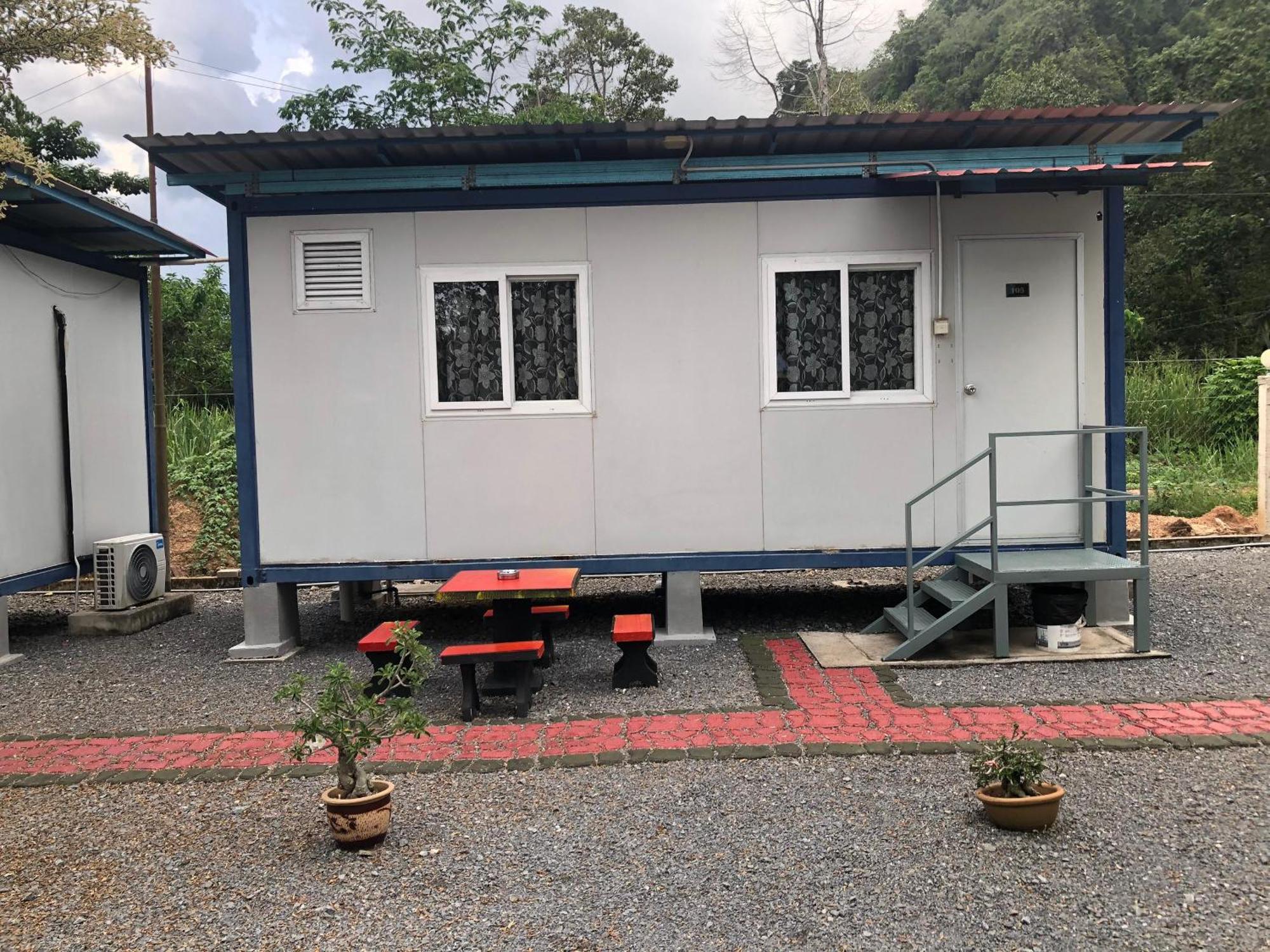 Guest House Gua Kelam Kaki Bukit Esterno foto